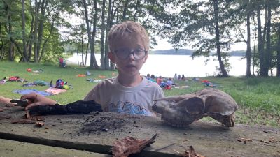 Toben im Wasser mit Betreuer Lucas