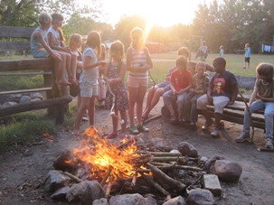 Stockbrot am Lagerfeuer backen