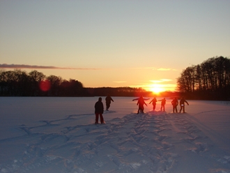 Auf Schlittschuhen in den Sonnenuntergang